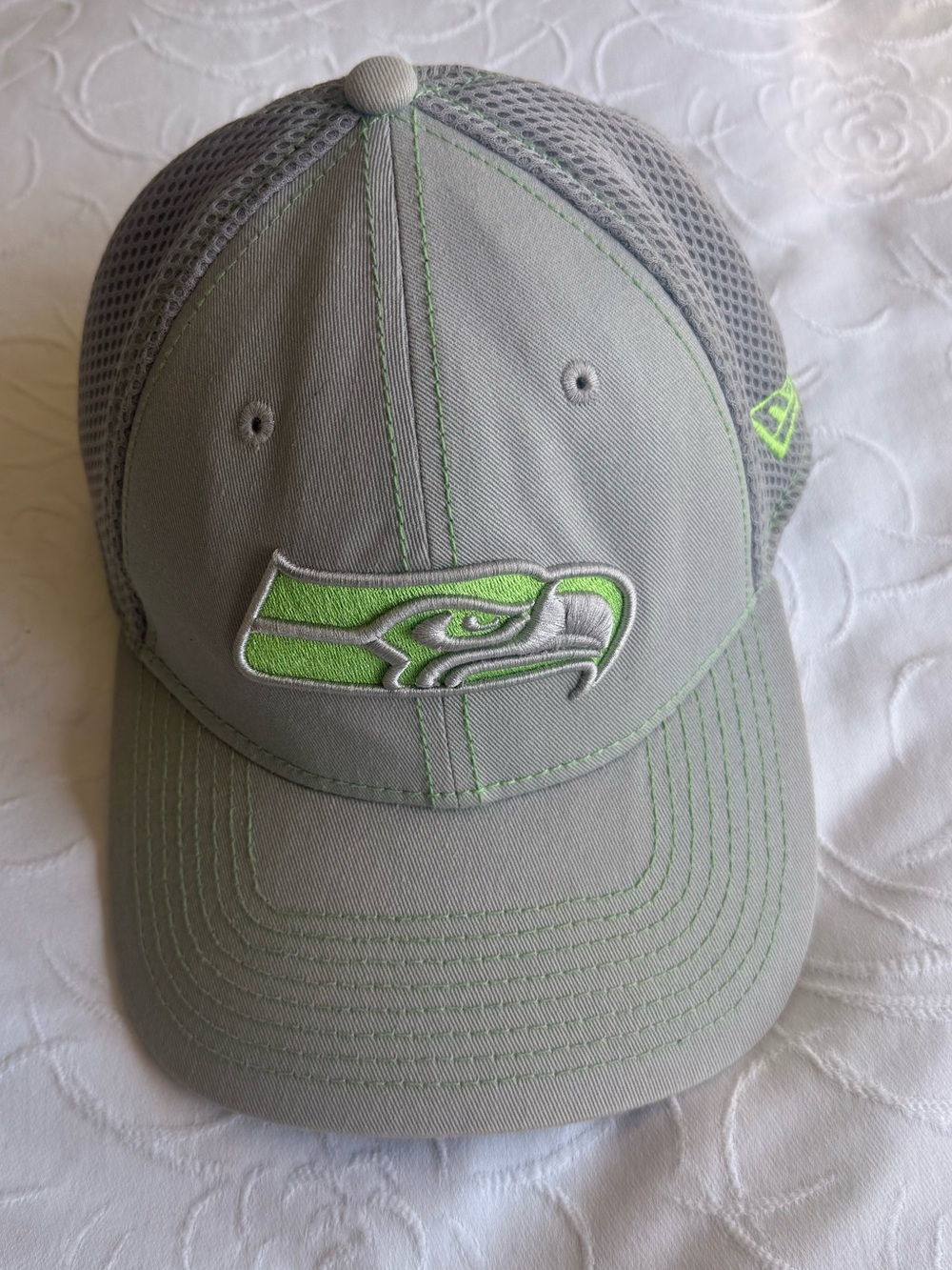 Seattle Seahawks New Era 39THIRTY Flex Fit Trucker Hat Cap Gray Mesh S/M
